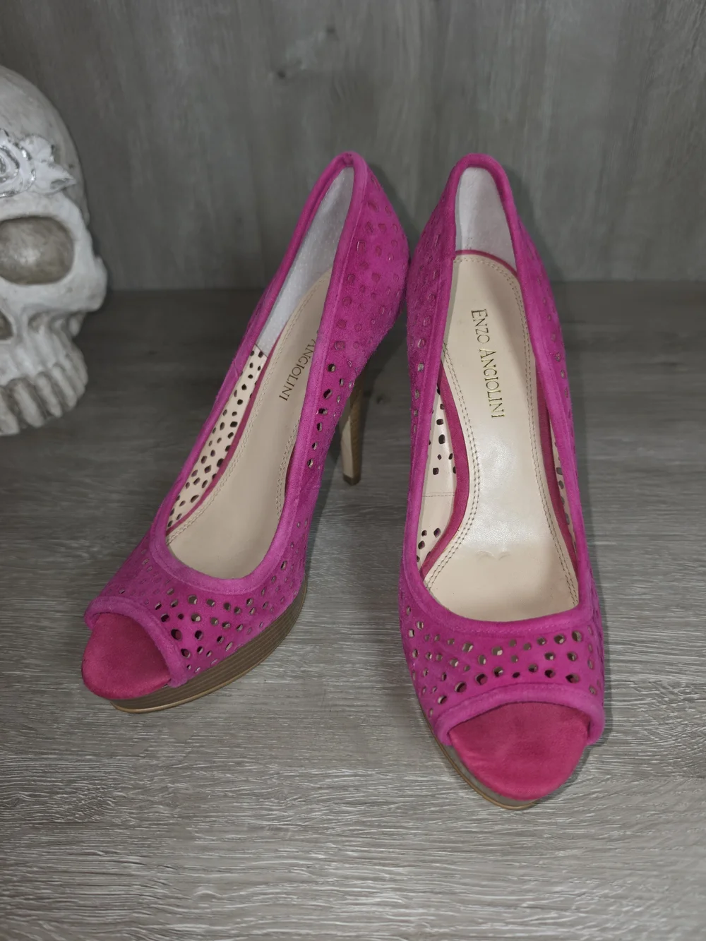 ENZO ANGIOLINI Sully Fuchsia Suede Peep-Toe Heels Laser-cut Design Women's 8M